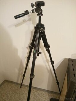 Masívny retro statív aj s hlavou a púzdrom