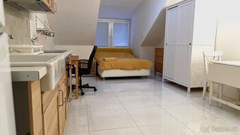 Prenajmem podkrovný byt na Alžbetinej ulici.