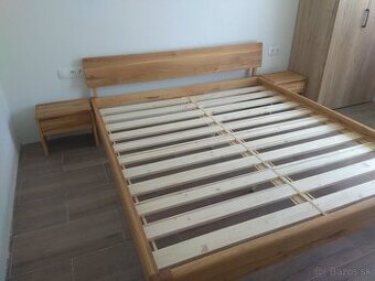 Dubová posteľ Izabela + 2 stolíky zdarma