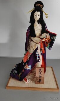 Japonská bábika vo fialovej