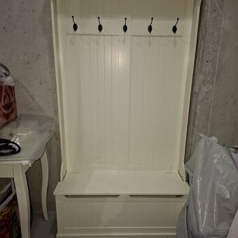 Vešiakova stena/skriňa JYSK