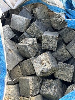 Štiepané dlažobné kocky - 5,5x6x6cm