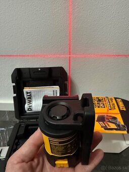 DEWALT Alkalický Krížový samonivelačný laser - červený
