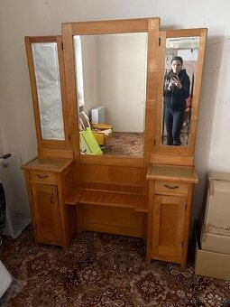 Kozmeticky toaletny stolik retro stary