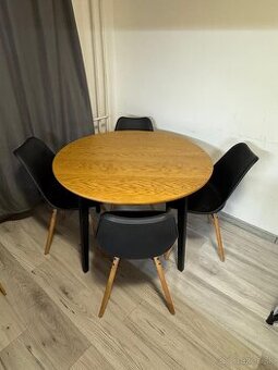 Jedálenský stôl so stoličkami