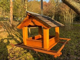 Drevené závesné kŕmitko pre vtáčiky