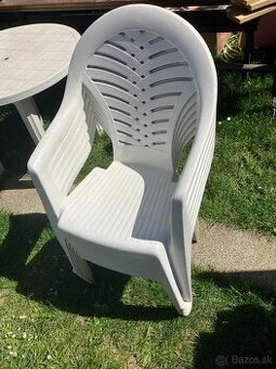 Záhradný set plastových stoličiek