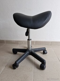 Nova kožená otočná stolička.