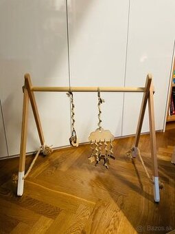 Drevená hrazdička s hračkami