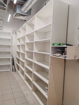 Kvalitné ťažké police, vhodné do predajne alebo