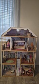 Drevený domček pre bábiky.