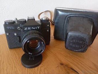 fotoaparát Zenit TTL s objektívom Helios.