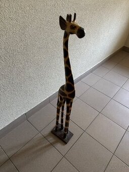 Drevená soška žirafy