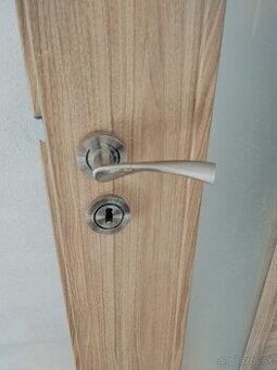 Predám interiérové dvere 80 zárubne a kovanie.Prave.Nitra a