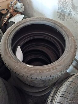 Predam pneu dunlop 225 45 r19