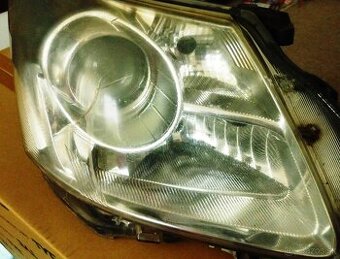 Svetlomet - reflektor na Toyotu Avensis T27 combi