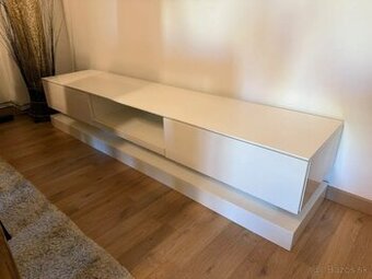 Moderný minimalistický TV stolík – biely lesk