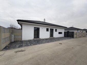 Moderný 4 izbový RD Groisov Dvor v Kostolišti - 1