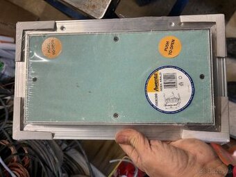 Revízne dvierka - Hliníkový revízny kryt 150x300