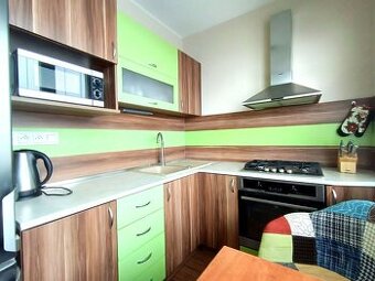 Na predaj priestranný a slnečný 2,5-izbový byt na Novohradsk - 1