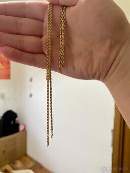 zlatý náramok a náhrdelník