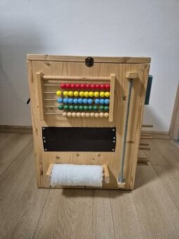 Busy board (úložný box s aktivitami)