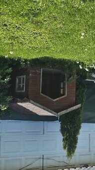 Darujem búdu pre väčšieho psíka.