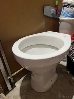 WC stojace napájanie z boku