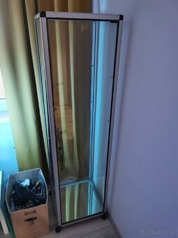 Sklenena vitrina