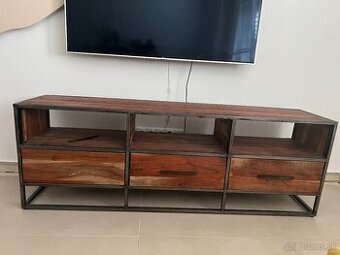 Tv skrinka z masívu