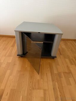Skrinka pod TV