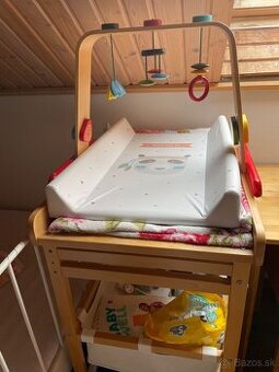 Prebaľovací pult, podložka, hrazda ikea