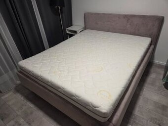 Posteľ 200x160cm (ako nová, pár krát sa na nej spalo)