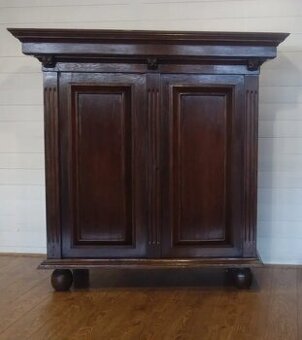 Skriňa starožitná masívna ( 91 ).