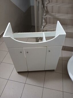 Skrinka z umyvadlom 70 cm