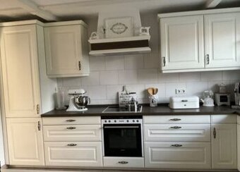 Bílá venkovská kuchyně se spotřebiči,6164