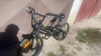 Freestylový bicykel BMX skakaci