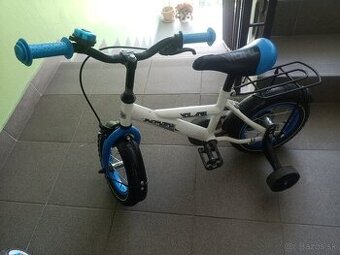 Detský bicykel s pomocnými kolieskami