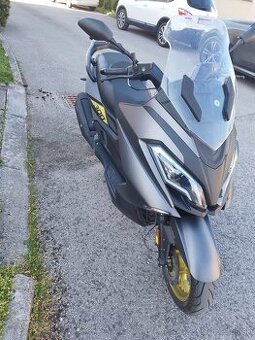 Maxi skúter 300