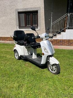 Dvojsedadlová elektrická trojkolka