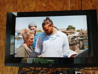 Predám starši LCD TV SAMSUNG 82cm