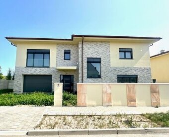 NA PREDAJ priestranná moderná  5izbová novostavbe v Čunove