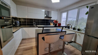 6. izbový, priestranný 232 m2 RD, s garážou a bazénom-komple