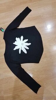 čierny pulóver s kvetom v. XL, nový s visačkou
