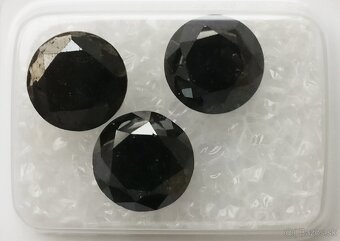 3× čierny diamant (colour-treated), spolu 5,90 ct – GRA cert