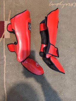 Chrániče holene a priehlavku na kick box /muay thai