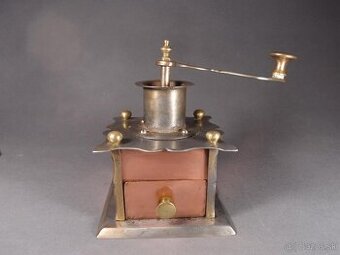 Celokovovy starý mlýnek na kávu - kombinave kovu, zajimavy