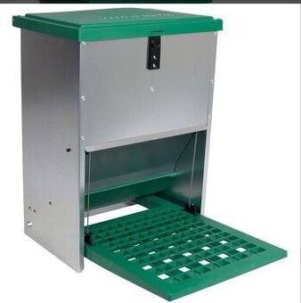 Nášľapné krmítko pre sliepky.