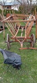 Starý drevený konský voz - rebriňak I