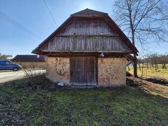 Slnečný pozemok so slivkovým sadom a hospodárskou budovo